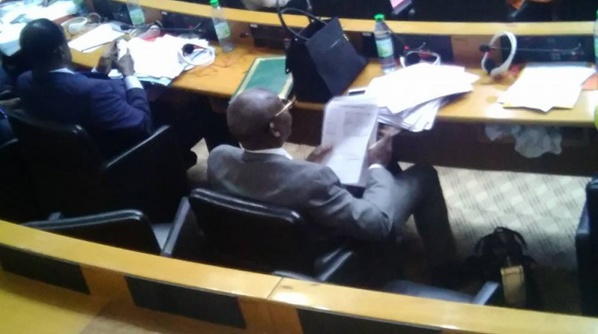 Désintéressement: quand un député corrige les copies de ses étudiants au sein de l'assemblée Désintéressement: quand un député corrige les copies de ses étudiants au sein de l'assemblée