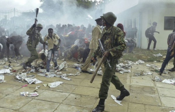 Kenya: échauffourées et gaz lacrymogène à Nairobi avant l’investiture de Kenyatta