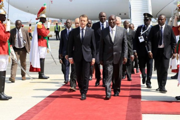 L'arrivée de Macron en Cote Ivoire: les médias Français refusent de montrer ces images (Photos)