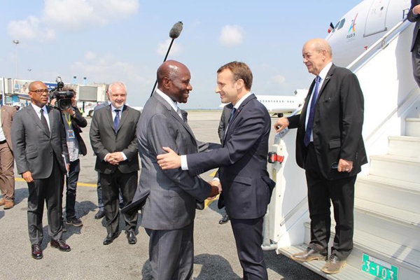 L'arrivée de Macron en Cote Ivoire: les médias Français refusent de montrer ces images (Photos)