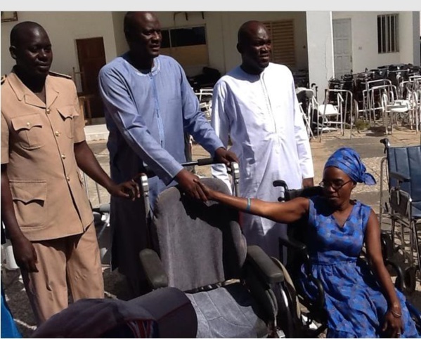 Ziguinchor: Le président Benoit Sambou offre du matériel orthopédique aux handicapés