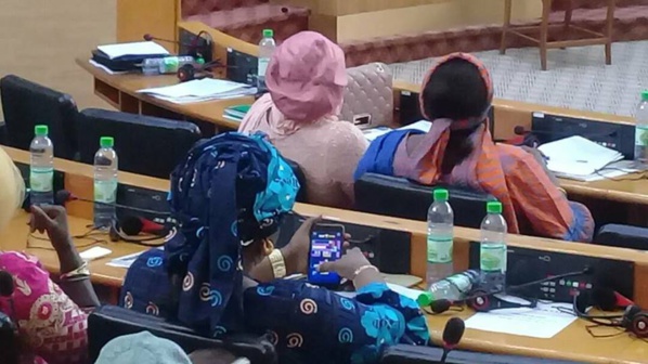 Assemblée nationale: une députée consacre son temps aux jeux d'enfants Assemblée nationale: une députée consacre son temps aux jeux d'enfants