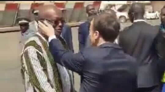 Le vilain geste de Macron sur le président burkinabé
