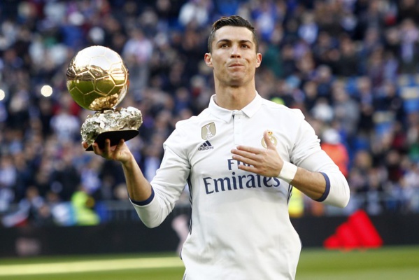 URGENT: le Portugais Cristiano Ronaldo a reçu le Ballon d'Or 2017 URGENT: le Portugais Cristiano Ronaldo a reçu le Ballon d'Or 2017