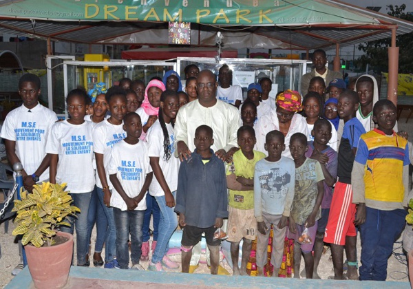 Le “Mouvement Sicap Debout” parraine un acte de solidarité envers des “talibés” en ce début de l’hiver