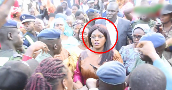 Marième Faye Sall échappe à la foule surexcitée grâce...