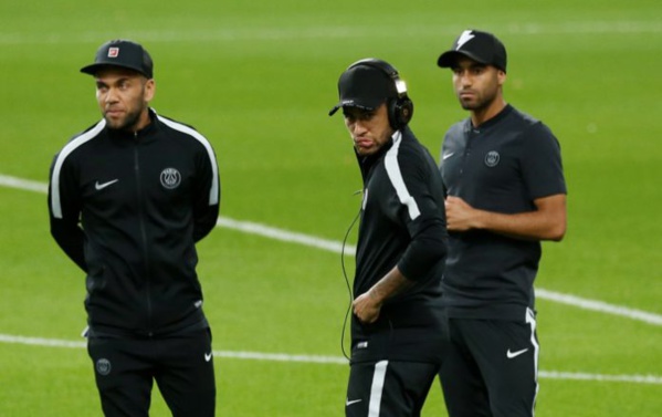 PSG: nouvelles révélations sur les tensions entre Neymar, Alves et... PSG: nouvelles révélations sur les tensions entre Neymar, Alves et...