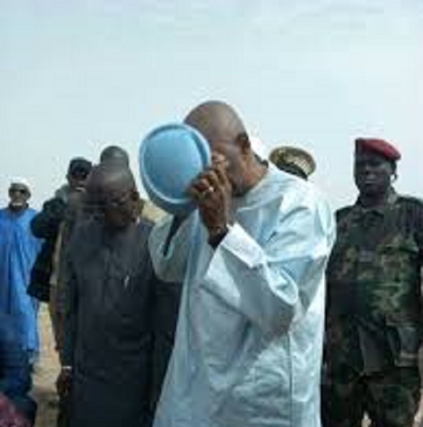 ATT en larmes devant la tombe de sa mère