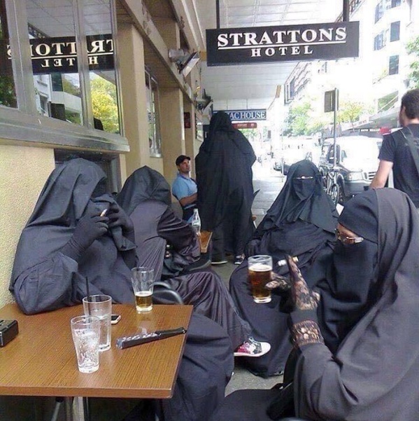 Ça fume, ça boit de l'alcool, mais ça se cache... Ça fume, ça boit de l'alcool, mais ça se cache...