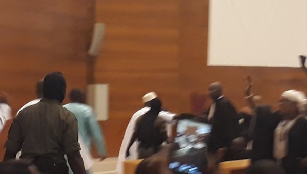 L'entrée de Khalifa Sall dans la salle d'audience L'entrée de Khalifa Sall dans la salle d'audience