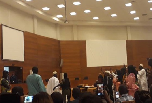 L'entrée de Khalifa Sall dans la salle d'audience 