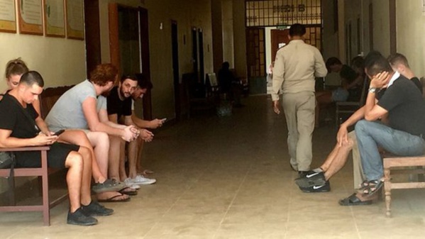 Danses pornographiques: 10 touristes arrêtés au Cambodge Danses pornographiques: 10 touristes arrêtés au Cambodge