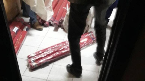 Visite de Macron: Plusieurs centaines de rouleaux de tissus rouge achetées et distribuées par le PDS