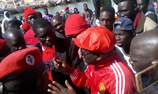 A Saint Louis, Macron et Macky ont vu aussi des brassards rouge (Photos) A Saint Louis, Macron et Macky ont vu aussi des brassards rouge (Photos)