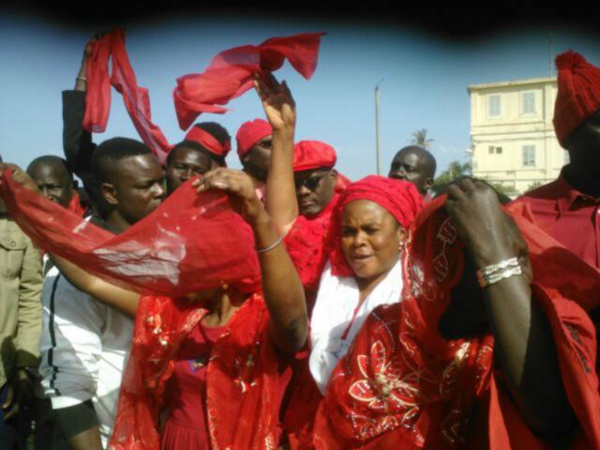 A Saint Louis, Macron et Macky ont vu aussi des brassards rouge (Photos) A Saint Louis, Macron et Macky ont vu aussi des brassards rouge (Photos)