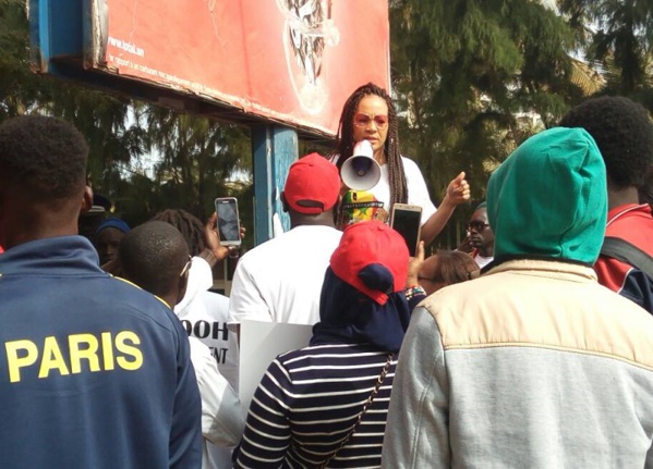 Malika, la femme de Assane Diouf en sit-in devant l’ambassade des Etats-Unis à Dakar Malika, la femme de Assane Diouf en sit-in devant l’ambassade des Etats-Unis à Dakar