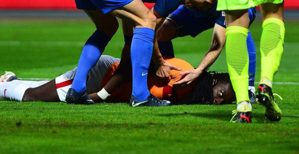 Bafétimbi Gomis s'écroule en plein match Bafétimbi Gomis s'écroule en plein match