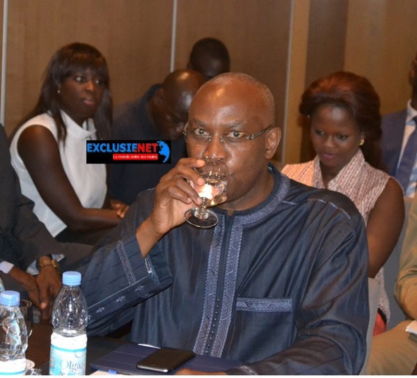 Macky provoque les enseignants en félicitant Sérigne Mabaye Thiam Macky provoque les enseignants en félicitant Sérigne Mabaye Thiam