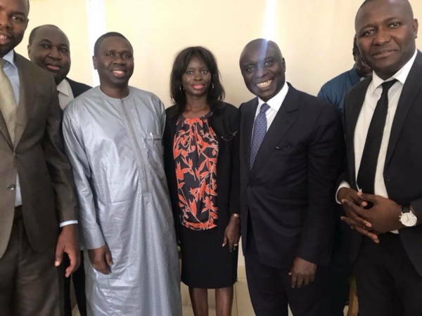 Idrissa Seck entouré par des Apéristes au Ghana Idrissa Seck entouré par des Apéristes au Ghana