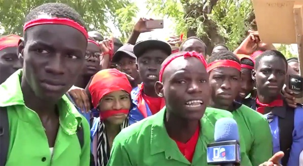 Tambacounda : Le “dafa doy” des élèves accueille Macky Sall en brassards rouges (Regardez) Tambacounda : Le “dafa doy” des élèves accueille Macky Sall en brassards rouges (Regardez)