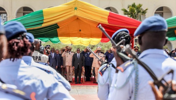 Crash de l’hélicoptère: Macky Sall à la levée de corps des militaires Crash de l’hélicoptère: Macky Sall à la levée de corps des militaires
