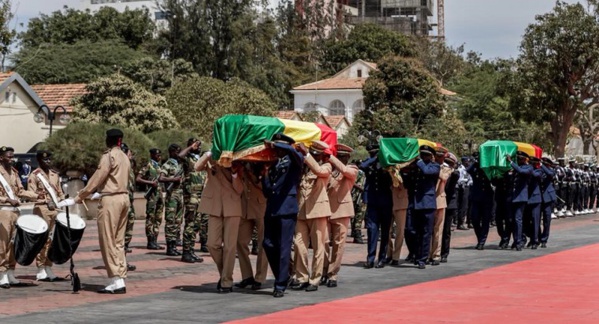 Crash de l’hélicoptère: Macky Sall à la levée de corps des militaires Crash de l’hélicoptère: Macky Sall à la levée de corps des militaires