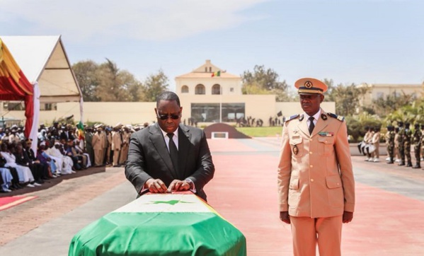 Crash de l’hélicoptère: Macky Sall à la levée de corps des militaires Crash de l’hélicoptère: Macky Sall à la levée de corps des militaires