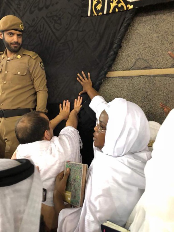 La première Dame Marième Faye Sall effectue une Oumrah à la Mecque (IMAGES) La première Dame Marième Faye Sall effectue une Oumrah à la Mecque (IMAGES)