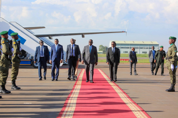 Kagamé a encore envoyé un second couteau pour accueillir Macky Sall Kagamé a encore envoyé un second couteau pour accueillir Macky Sall