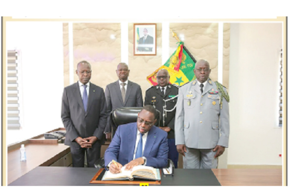 Discours du 4 Avril: Macky Sall charme l'électorat militaire avec une "tonne " de promesses Discours du 4 Avril: Macky Sall charme l'électorat militaire avec une "tonne " de promesses