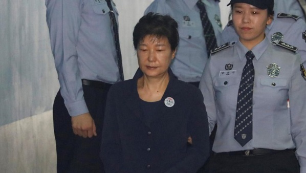 Corée du Sud: l'ex-présidente Park Geun-hye condamnée à 24 ans de prison Corée du Sud: l'ex-présidente Park Geun-hye condamnée à 24 ans de prison