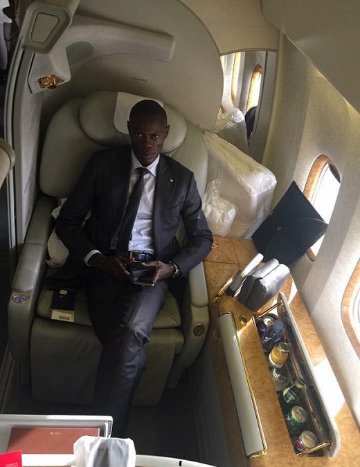PHOTO: voilà un ministre de la jeunesse qui se fait prendre en photo en First Class