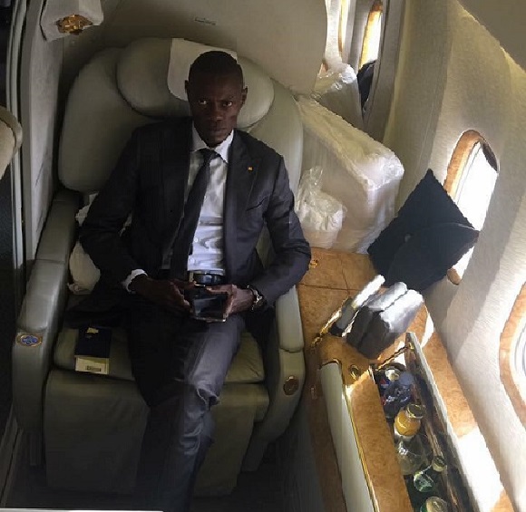 PHOTO: voilà un ministre de la jeunesse qui se fait prendre en photo en First Class