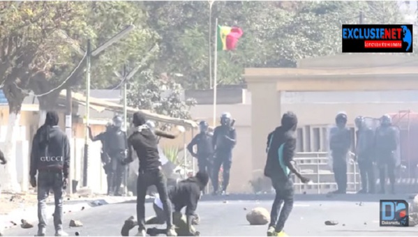Gandiaye: Les élèves saccagent la mairie et blessent 3 gendarmes Gandiaye: Les élèves saccagent la mairie et blessent 3 gendarmes