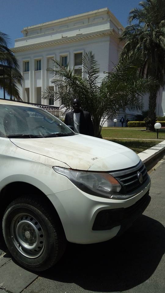 Macky offre un véhicule de type 4/4 à un rappeur de Pikine 