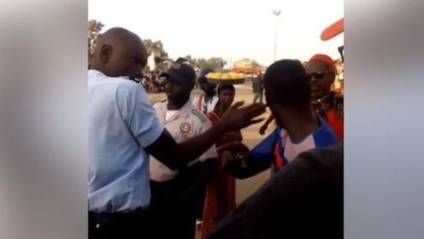 L'ancien commissaire, Boubacar Sadio parle du Policier gifleur: « ce n'est pas ce qu'on lui a appris à l'école de police» L'ancien commissaire, Boubacar Sadio parle du Policier gifleur: « ce n'est pas ce qu'on lui a appris à l'école de police»