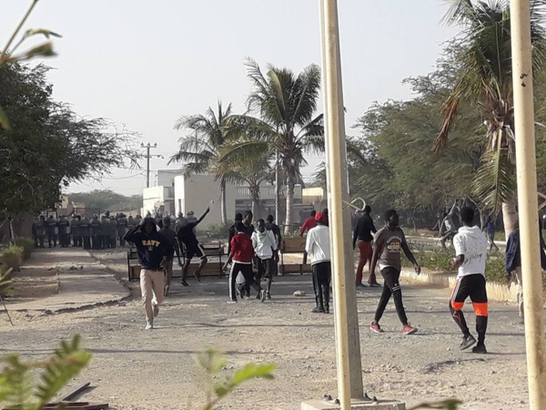 Dernière minute : Encore des affrontements dans les universités de Dakar et de Saint-Louis Dernière minute : Encore des affrontements dans les universités de Dakar et de Saint-Louis