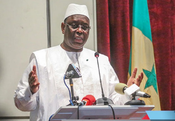 Macky Sall offre 10 millions et 2 billets pour la Mecque à la famille de Fallou Sène Macky Sall offre 10 millions et 2 billets pour la Mecque à la famille de Fallou Sène