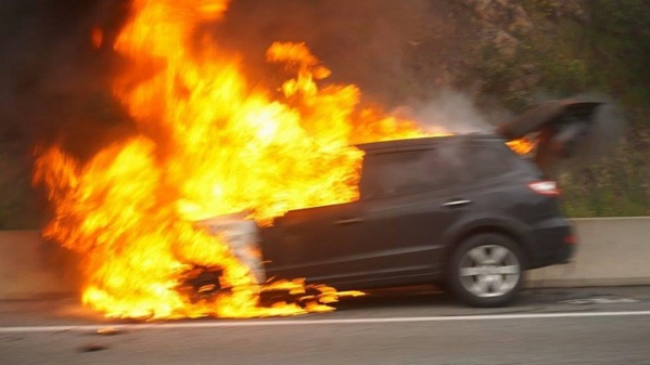 Dernière minute : Une voiture prend feu sur l'autoroute Dernière minute : Une voiture prend feu sur l'autoroute