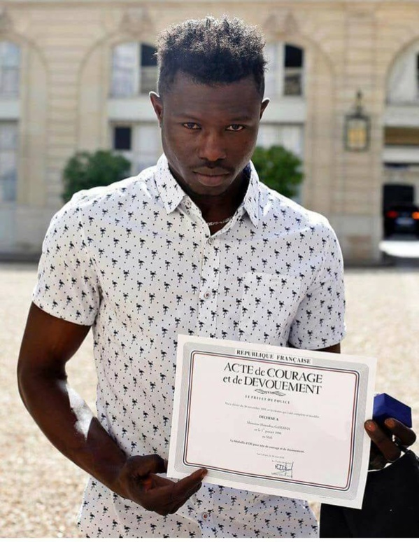 France: Le Jeune Malien qui a sauvé un enfant va être "naturalisé français" et intégrer les pompiers (Emmanuel Macron)