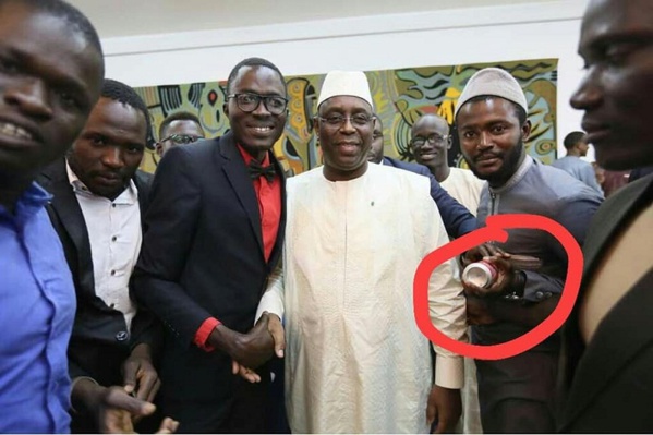 Ces étudiants qui se "déculottent" devant Macky Ces étudiants qui se "déculottent" devant Macky