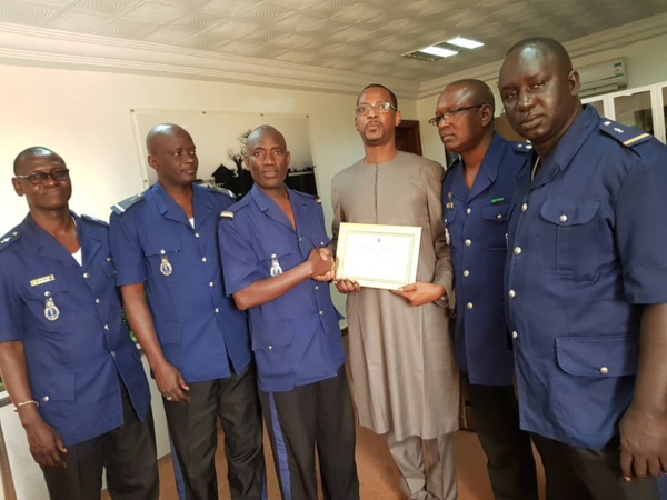 La gendarmerie nationale décerne un diplôme à Mameboy Diao La gendarmerie nationale décerne un diplôme à Mameboy Diao