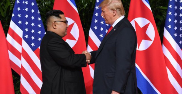 Sommet de Singapour : poignée de main historique entre Donald Trump et Kim Jong-un Sommet de Singapour : poignée de main historique entre Donald Trump et Kim Jong-un