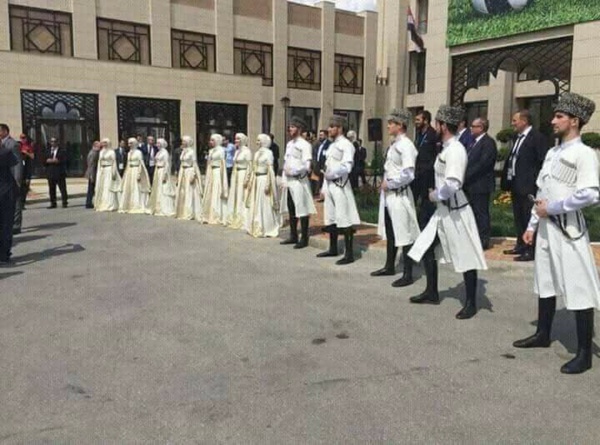 Les hôtesses Russes voilées, accueillent les équipes des pays Arabes Les hôtesses Russes voilées, accueillent les équipes des pays Arabes