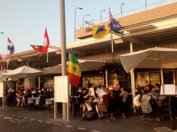 Fête des homosexuels en Israel, le drapeau du Sénégal flotte