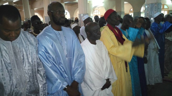 Thies: Idrissa Seck participe à la prière de l'AID EL FITR Thies: Idrissa Seck participe à la prière de l'AID EL FITR