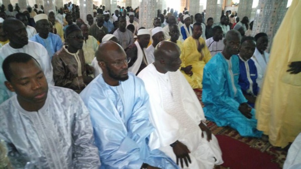 Thies: Idrissa Seck participe à la prière de l'AID EL FITR Thies: Idrissa Seck participe à la prière de l'AID EL FITR