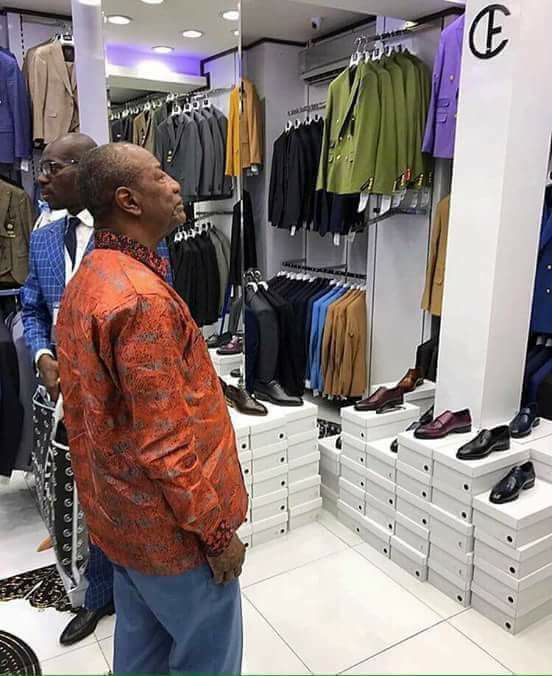 Alpha Condé fait son shopping chez les blancs 