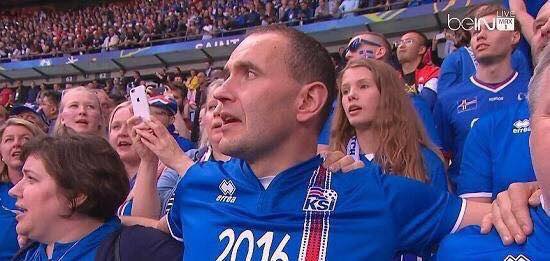 Le Président Islandais refuse la tribune officielle pour s’asseoir dans les gradins avec ses concitoyens