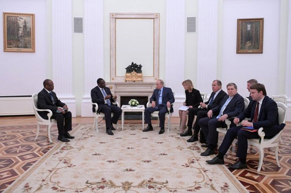 Macky et son seul accompagnant reçus par Poutine Macky et son seul accompagnant reçus par Poutine